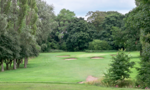 Note that here, on the 185-yard tenth hole, there's virtually no rough around the green. The five bunkers aren't just in play if you fly into them, a ball can be "collected" on a shot that appears to be headed for the green. Photo: Duddingston GC