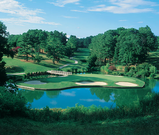 The-spectacular-par-3-16th-island-green-on-the-Gold-Course-at-the-Golden-Horseshoe-Golf-Club