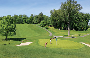 Columbia Country Club still maintains pristine ryegrass fairways and Poa annua greens, such as those here on the 350-yard No. 2. (Photo: Columbia CC)