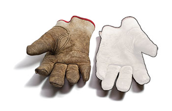 A missing left glove (Photo: iStock.com/imacon)