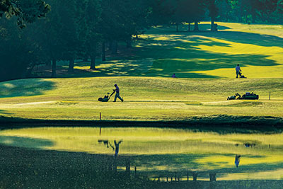 Volunteers on golf course (Photo: David Mjolsness/John Deere)