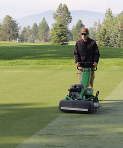 John Deere 220E-Cut walk greens(Photo: Golfdom Staff)