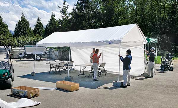 Putting up a tent in Aldarra CC’s parking lot allowed employees to better socially distance themselves and eat their lunches outdoors. (Photo: Sean Reehoorn)