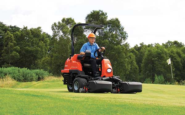 Jacobsen greens mower in action (Photo: Jacobsen)