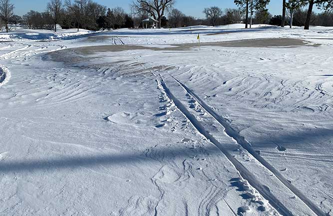 A cross country skier skied over one of the greens at LaFortune Park GC in Tulsa, Okla. (Photo: Scott Schurman)