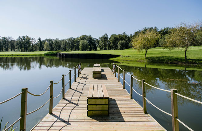 Cultivating lake perimeter vegetation at PGA Catalunya Golf and Wellness. (Photo: Harold Abellan, Arxiu Images)