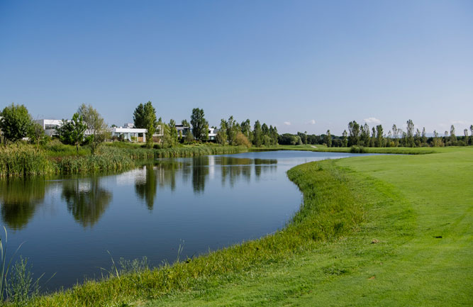 Restoring the wetland ecosystem at PGA Catalunya Golf and Wellness. (Photo: Harold Abellan, Arxiu Images)