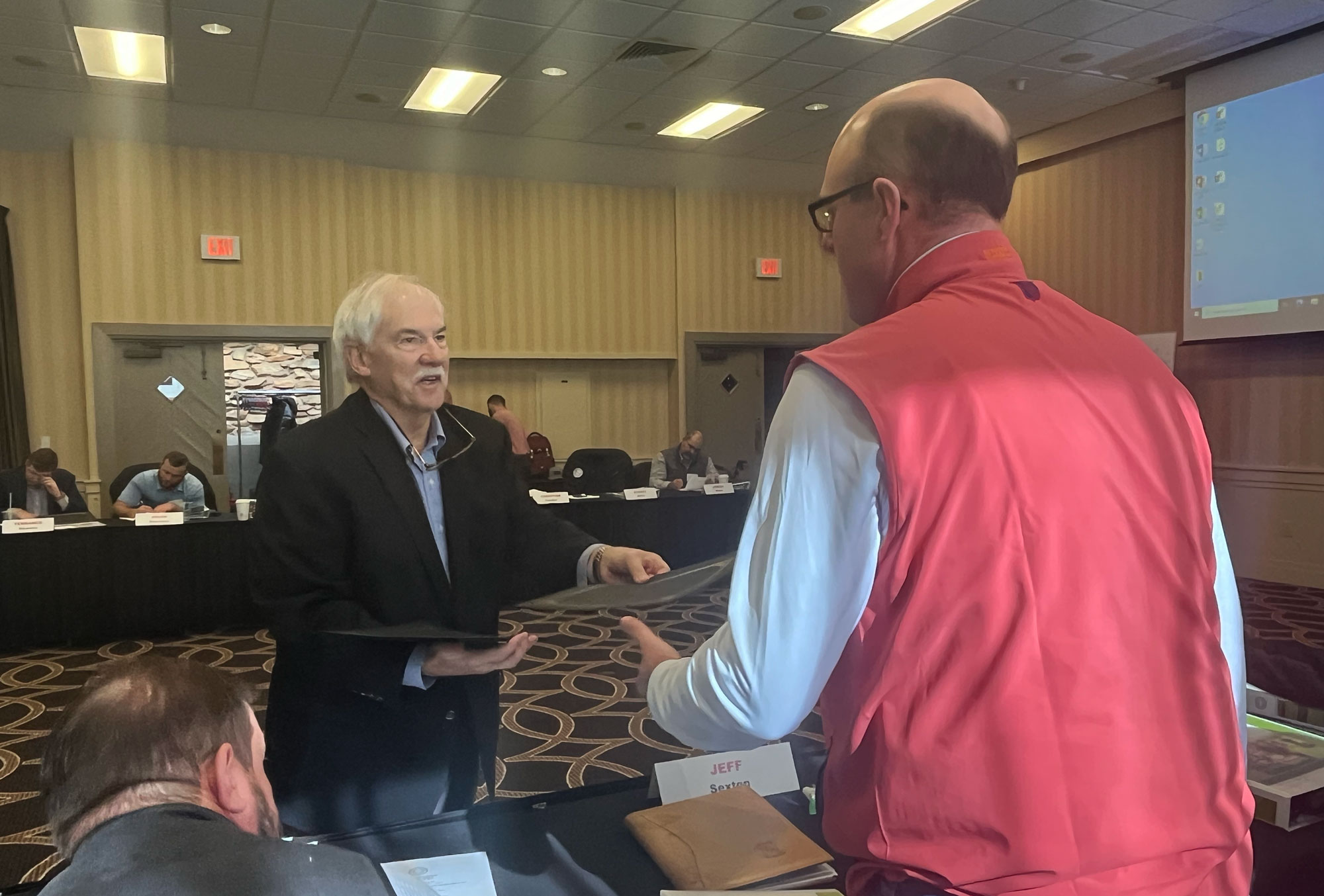 Ken Middaugh, faculty director for SBI at Wake Forest University, presents Jeff Sexton, CGCS, superintendent at Evansville (Ind.) Country Club with his certificate of completion. (Photo: Golfdom staff)