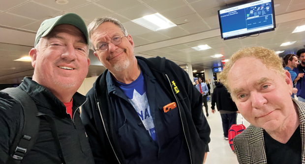 Fool us: While traipsing through another airport, Jones ran into the legendary magician duo of Penn and Teller. (Photo: Golfdom staff)